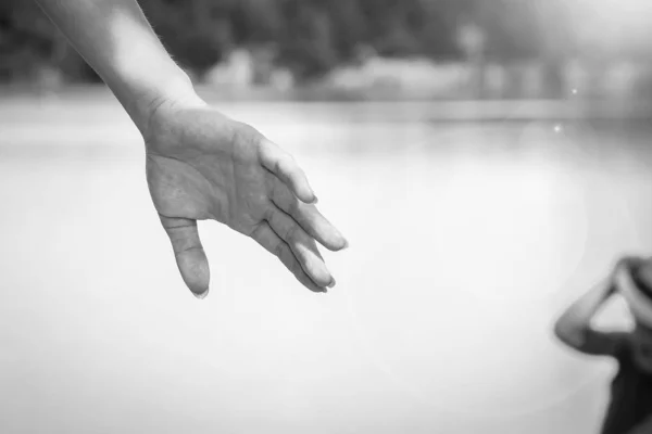 Manos de un padre y un niño en la naturaleza en un parque junto al mar —  Fotos de Stock