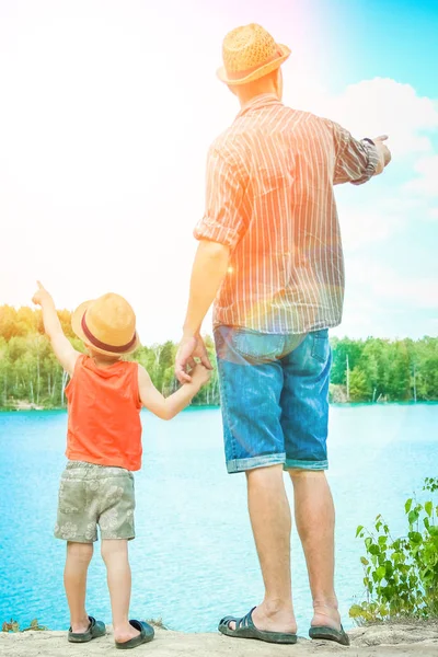 Mooie handen van een kind en een ouder in een park in de natuur — Stockfoto