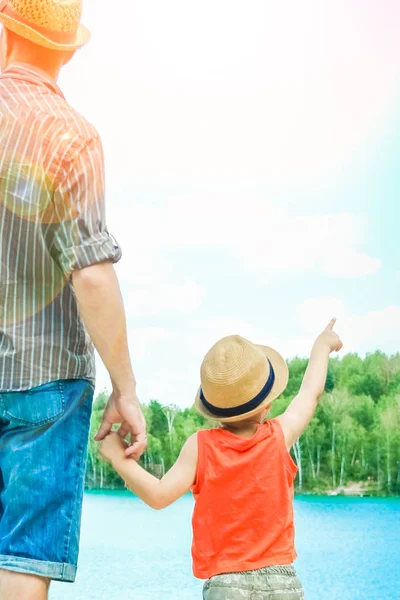 Hermosas manos de un niño y un padre en un parque en la naturaleza —  Fotos de Stock