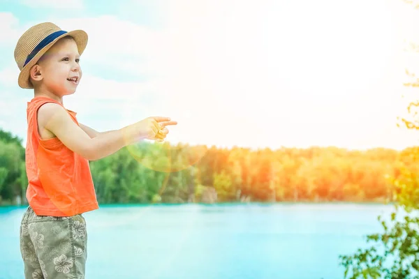 Happy Child vid havet i naturen — Stockfoto