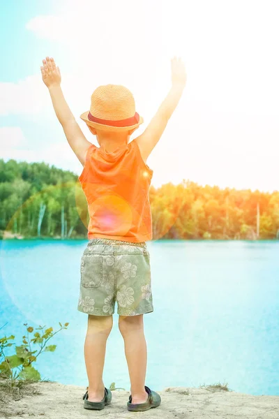 Happy Child vid havet i naturen — Stockfoto