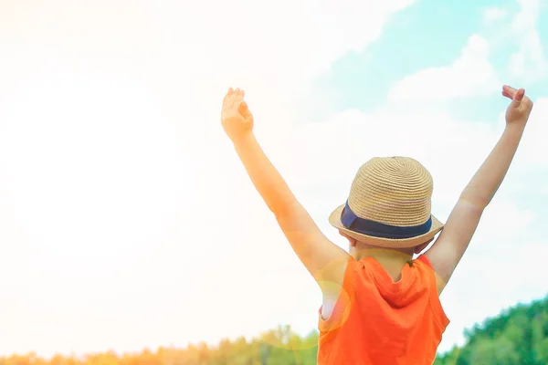 自然の中で海の上で幸せな子供 — ストック写真