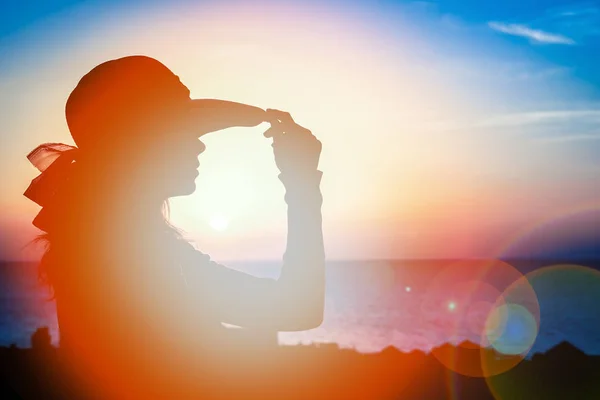 Silueta de una chica en una silla sobre un fondo natural —  Fotos de Stock