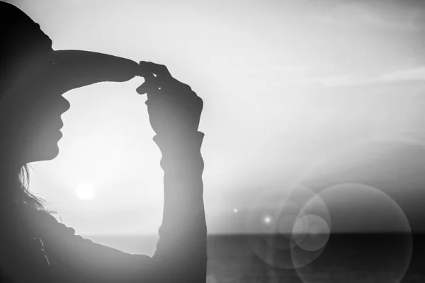 Silhouet van een meisje op een stoel op een natuur achtergrond — Stockfoto