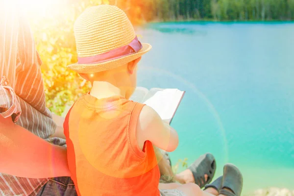 Feliz papá con niño leer el libro de la Biblia —  Fotos de Stock