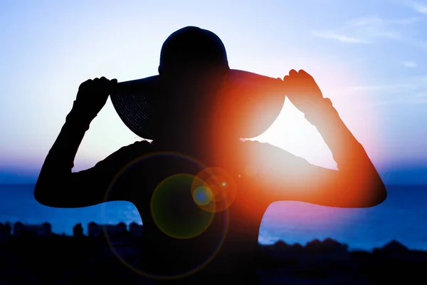 Silhouette eines Mädchens auf einem Stuhl vor einem Naturhintergrund — Stockfoto