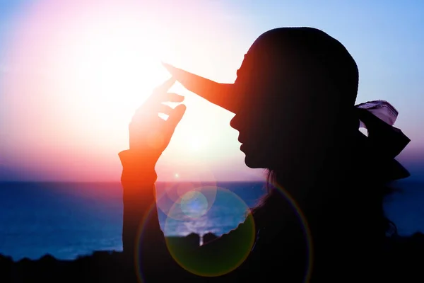 Silhouet van een meisje op een stoel op een natuur achtergrond — Stockfoto