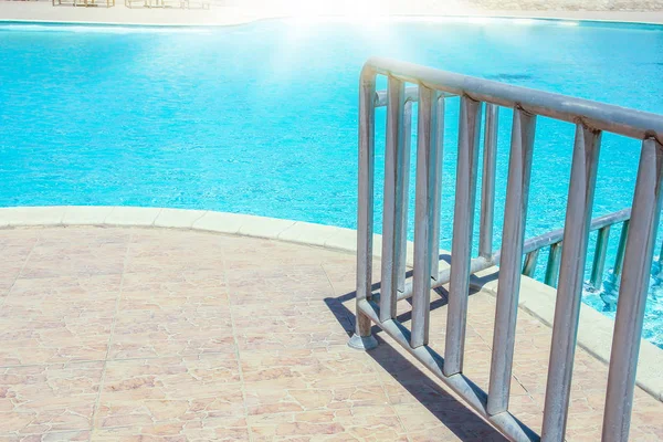 Mooi zwembad aan de kust hotel in park achtergrond — Stockfoto