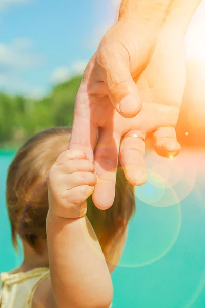 Deniz tarafından bir parkta doğada bir ebeveyn ve çocuk elleri — Stok fotoğraf