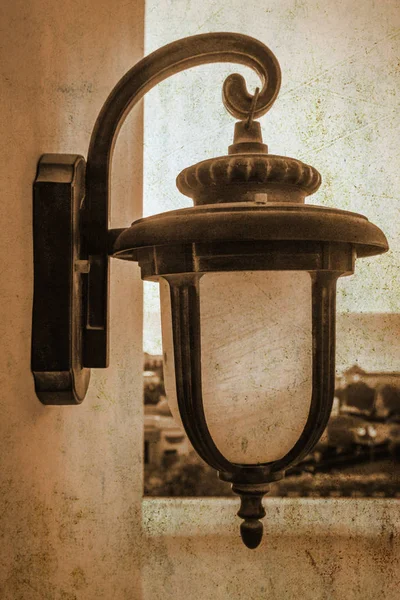 Стара фотографія красивої лампи з тіні на фоні — стокове фото