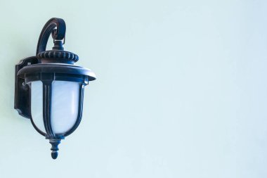 Arka planda gölgesi olan çok güzel bir lamba.