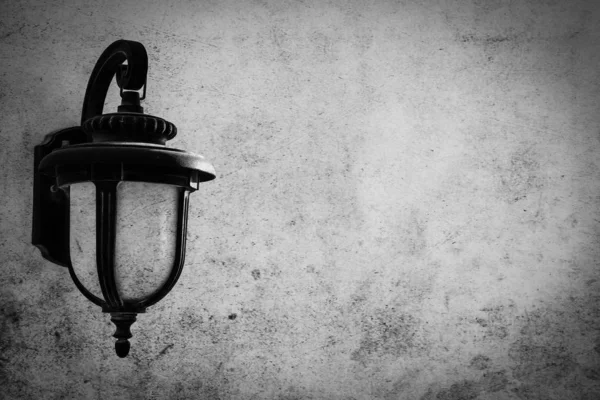Foto vieja lámpara hermosa con sombra en el fondo — Foto de Stock