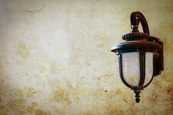 Стара фотографія красивої лампи з тіні на фоні — стокове фото
