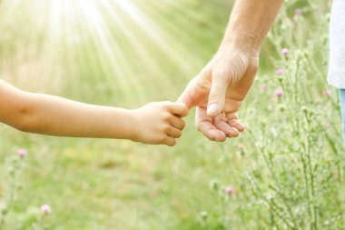 Doğadaki ebeveyn ve çocuğun elleri