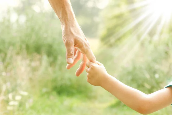 Mains du parent et de l'enfant dans la nature — Photo