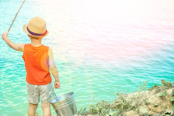 Heureux enfants poissons au large de la côte dans la nature — Photo