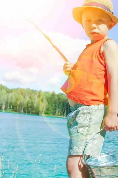 Heureux enfants poissons au large de la côte dans la nature — Photo