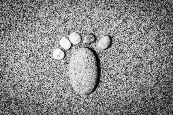 Piękne ślady stóp w piasku morze natura tło — Zdjęcie stockowe