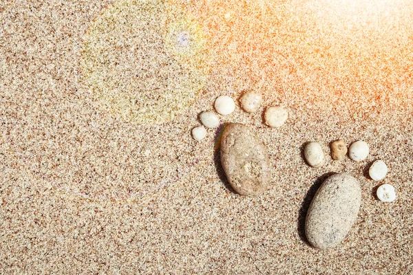 Mooie voetafdrukken in het zand zee natuur achtergrond — Stockfoto