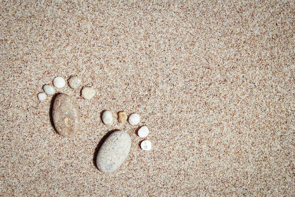 Mooie voetafdrukken in het zand zee natuur achtergrond — Stockfoto