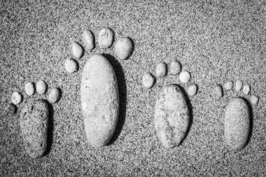 Kum denizinin arka planında güzel ayak izleri.