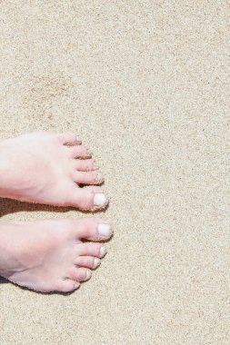 Deniz doğa arka plan üzerinde ayakları ile güzel izleri