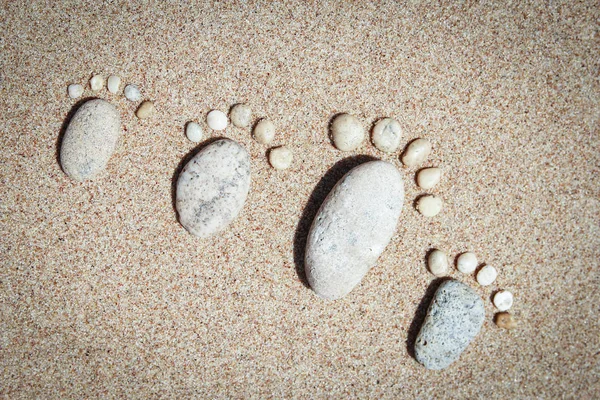 Kum denizinin arka planında güzel ayak izleri. — Stok fotoğraf