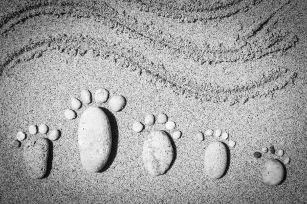 Mooie voetafdrukken in het zand zee natuur achtergrond — Stockfoto