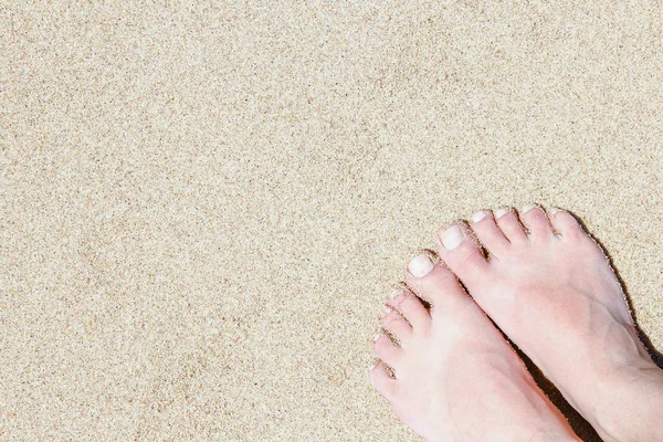 Mooie sporen met voeten op zee natuur achtergrond — Stockfoto