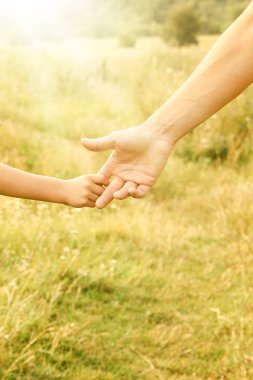 Doğadaki ebeveyn ve çocuğun elleri