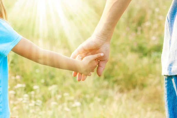 Mani di genitori e figli in natura — Foto Stock