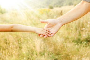 Doğadaki ebeveyn ve çocuğun elleri