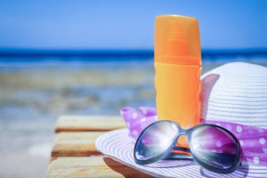 Sahilde kremalı şık bir şapka.