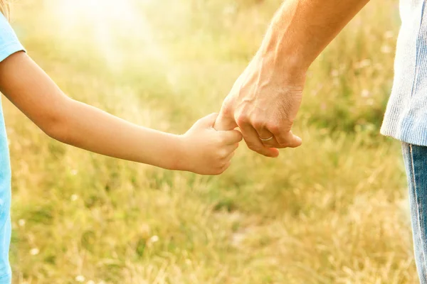 Doğadaki ebeveyn ve çocuğun elleri — Stok fotoğraf