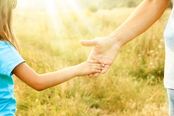 Mãos de pai e filho na natureza — Fotografia de Stock