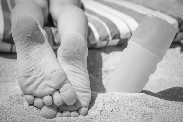 Belos traços com os pés no fundo da natureza do mar — Fotografia de Stock