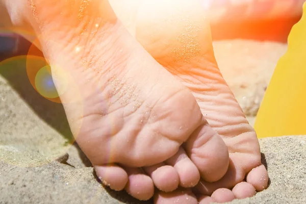 Krásné stopy s nohama na mořském pozadí — Stock fotografie