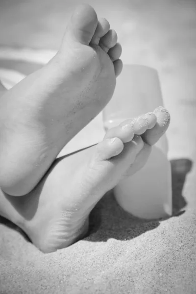 Beautiful traces with feet on sea nature background — Stock Photo, Image