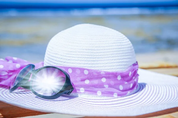 Stijlvolle mooie hoed met crème op de kust achtergrond — Stockfoto