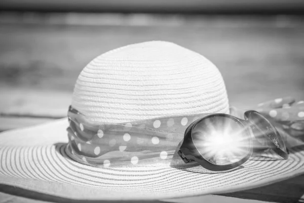 Chapeau élégant avec crème sur le fond du bord de mer — Photo