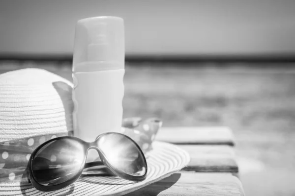 Bonito chapéu elegante com creme no fundo da praia — Fotografia de Stock