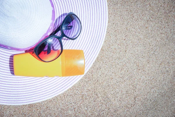 Elegante sombrero hermoso con crema en el fondo de la orilla del mar — Foto de Stock