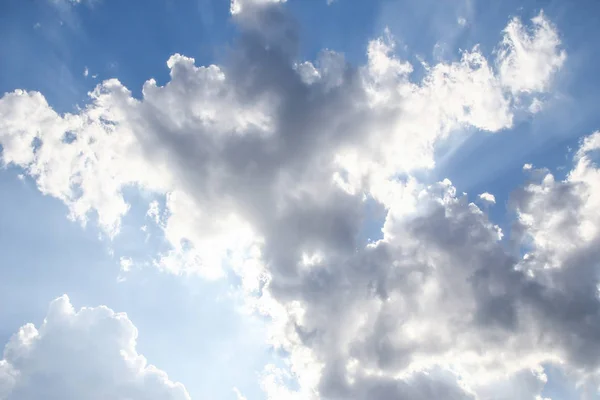 Traumhaft weiche weiße Wolken vor blauem Himmel — Stockfoto