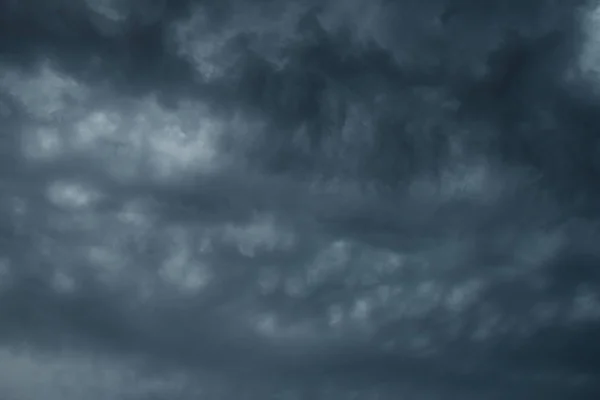 Φανταστικά μαλακά άσπρα σύννεφα ενάντια στον γαλάζιο ουρανό — Φωτογραφία Αρχείου