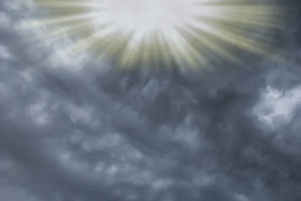 Fantastyczne miękkie białe chmury przeciwko błękitnemu niebu — Zdjęcie stockowe