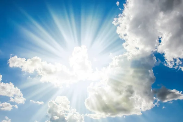 Fantastische zachte witte wolken tegen de blauwe lucht — Stockfoto