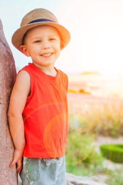 Mutlu çocuk deniz arka plan üzerinde oynarken