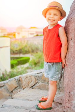 Mutlu çocuk deniz arka plan üzerinde oynarken