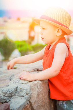 Mutlu çocuk deniz arka plan üzerinde oynarken