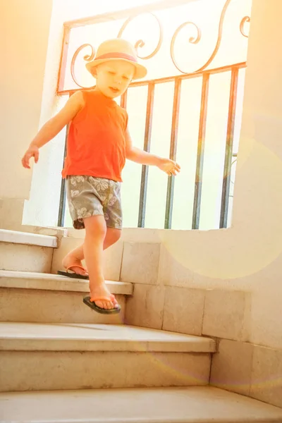 Happy Child går på trappor på natur bakgrund — Stockfoto